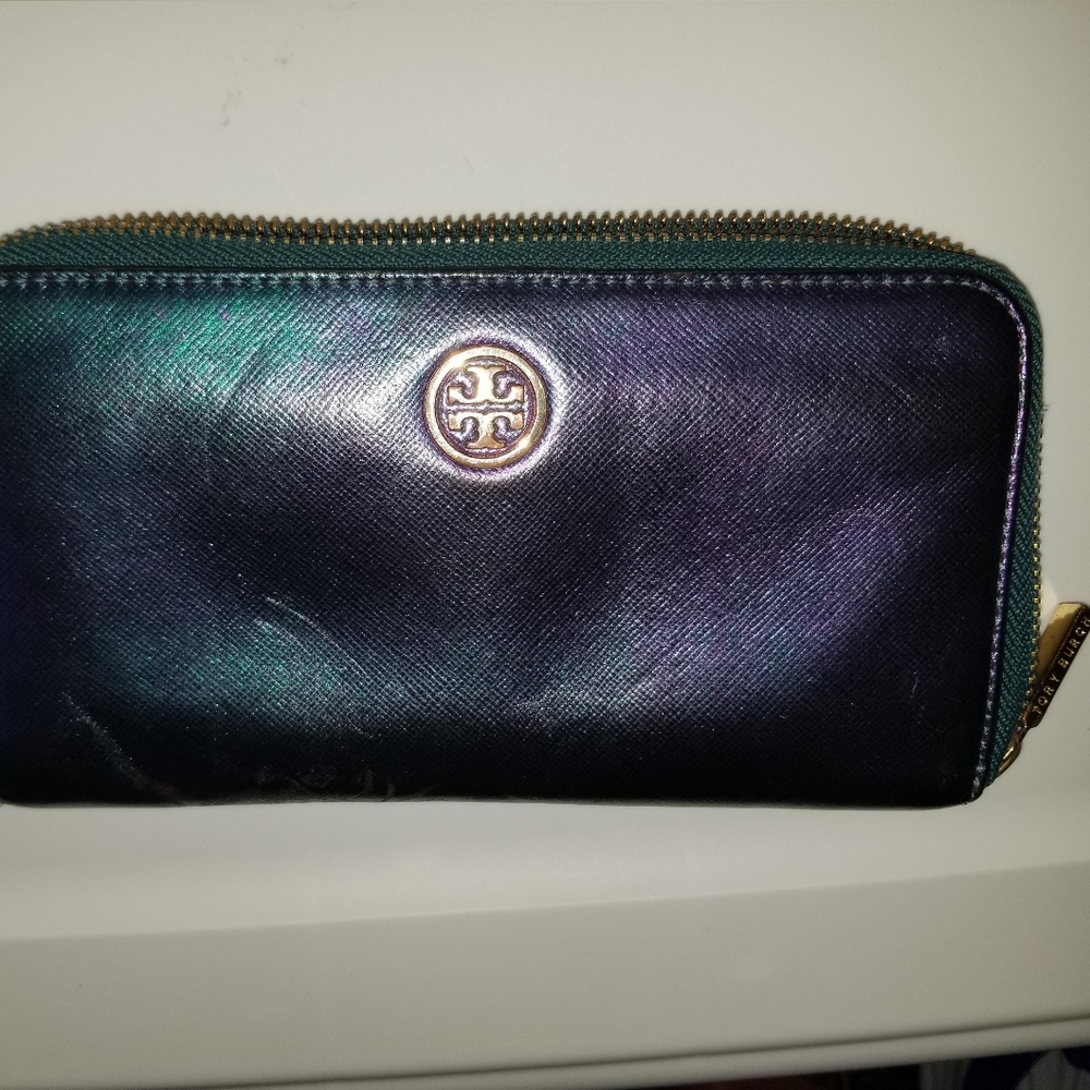❌ Sold ❌ Holographic Tory Burch wallet **FAIR**